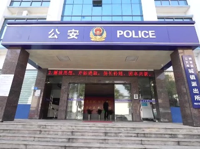 三名学生拾金不昧 民警进校园表扬