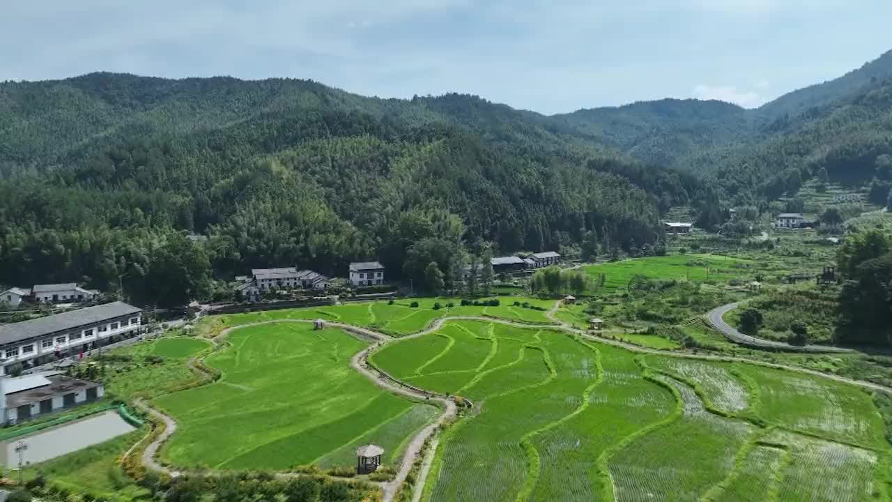 “四好农村路”串起美丽乡村新图景